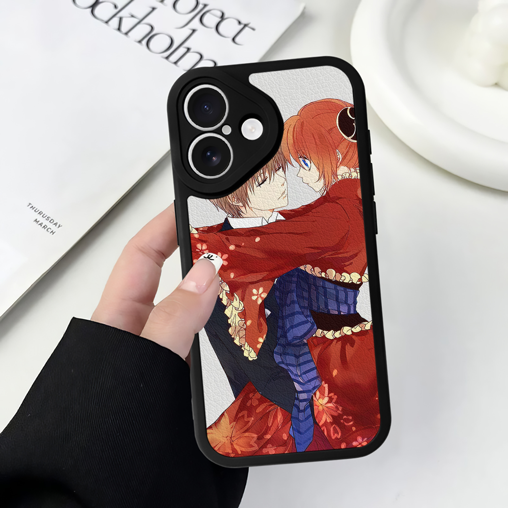 （画像用） ぎんたま 坂田銀時（さかたぎんとき） 神楽 志村新八（しむら しんぱち） GINTAMA Sakata Gintoki Kagura Shimura Shinpachi 【iPhone 16シリーズ対応】シリコンスマホケース（レザー調） 材質：シリコン